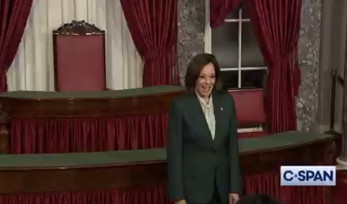 kamala harris made a mistake in administering pledge of allegiance