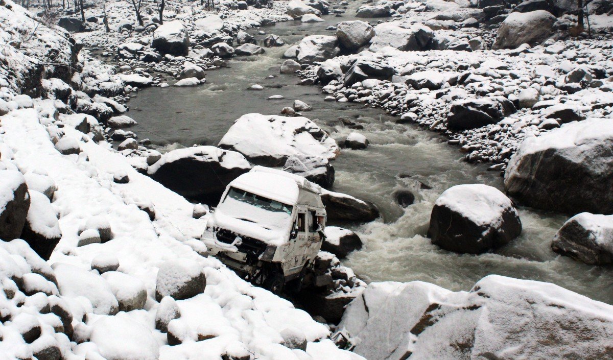 four people died two missing after their vehicle fell into river in jammu and kashmir kishtwar