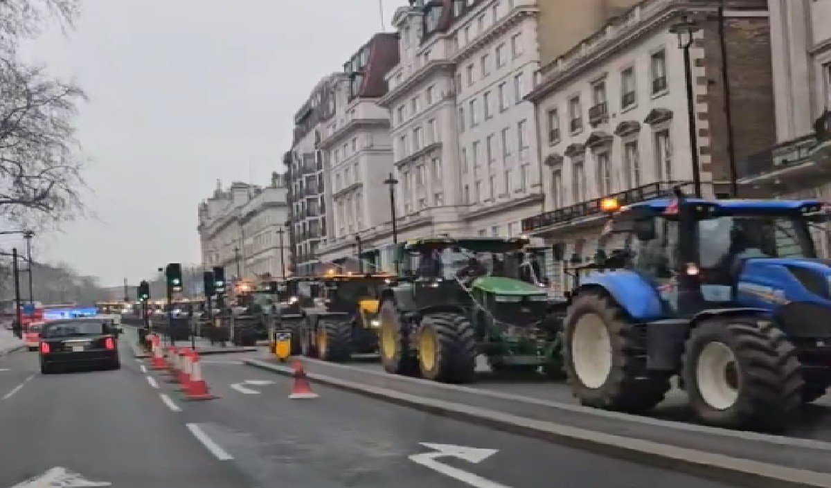 farmers surrounded the parliament in london musk reacted after seeing thousands of tractors