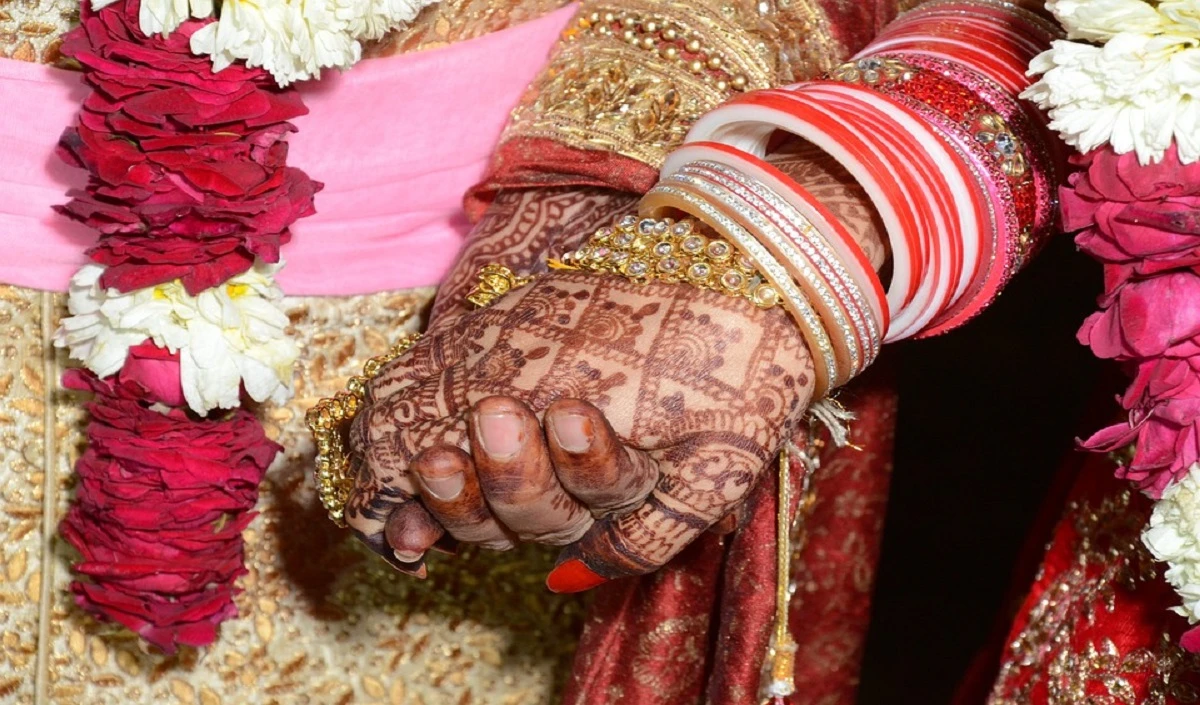 groom reached the hospital with the wedding procession
