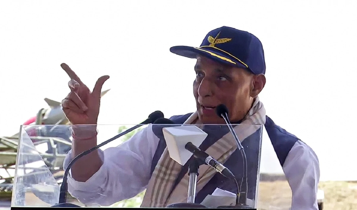 ‘Paper is of veneer, city of lamp, walking Sambhal-Sambhal …’ Rajnath warned Pakistan through Shero Shayari