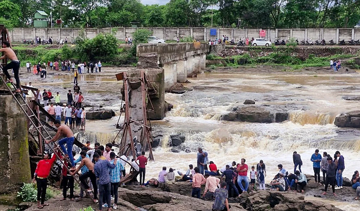bridge collapse large 1013 144.webp
