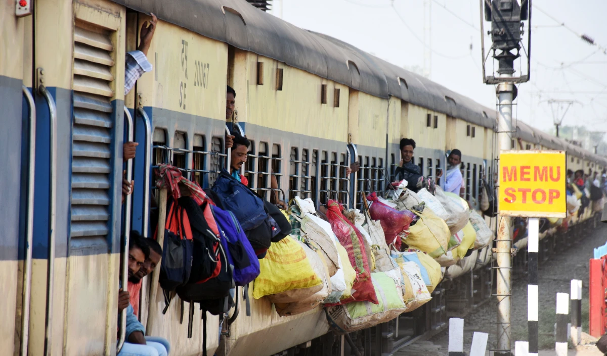 local trains of mumbai large 1430 8.webp